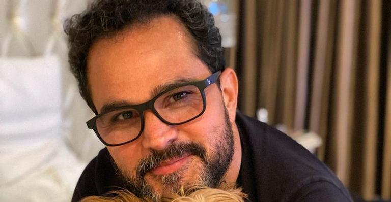 Luciano Camargo mostra a esposa cozinhando e faz pedido: ”Vamos abrir um restaurante?”