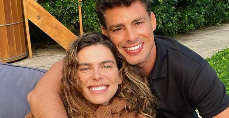 Na beira da piscina, Mariana Goldfarb sensualiza de biquíni e ganha elogios de Cauã Reymond