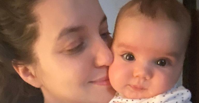 Maternidade real! Nathalia Dill deixa a web impactada ao posar amamentando a filha