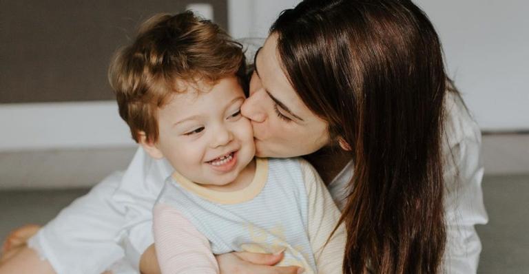 Sabrina Petraglia encanta ao mostrar o filho, Gael, aprendendo a nadar: ”Meu peixinho”