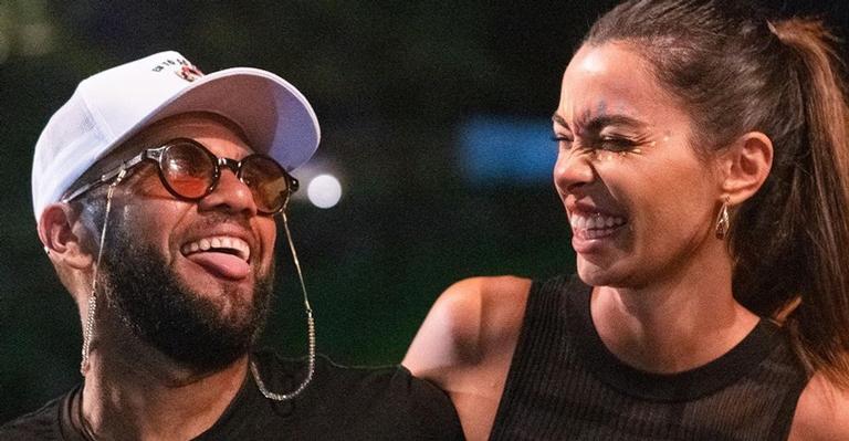 Daniel Alves posta cliques românticos com a esposa: ”Com você sempre ao meu lado”