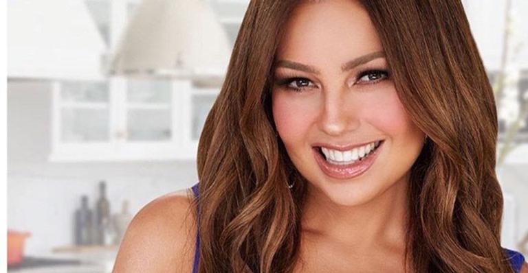 Aos 49 anos, mexicana Thalia surpreende ao exibir boa forma de maiô