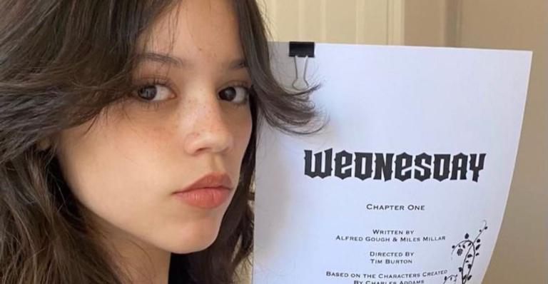 Atriz de ‘You’ interpretará Vandinha Addams em nova série da Netflix