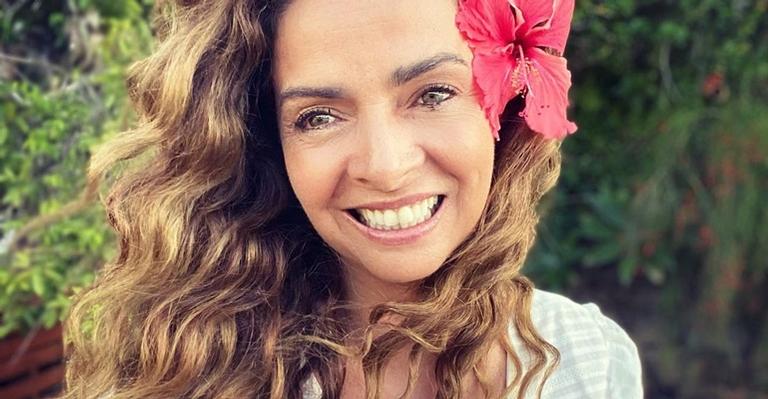 Claudia Ohana ostenta beleza natural na web e é elogiada: ”Linda demais”