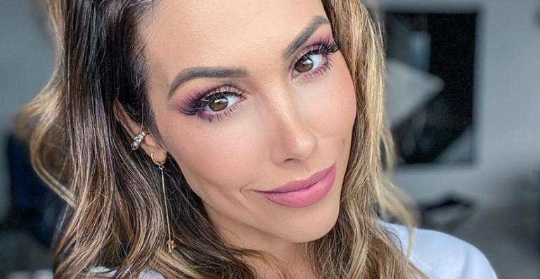 Na República Dominicana, Bella Falconi toma banho de mar só de biquíni: ”Meu dia especial”