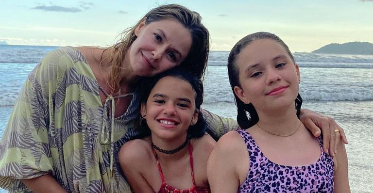 Mãe de pré-adolescentes, Bianca Rinaldi discute os desafios da maternidade nesse época em live