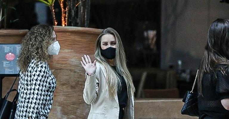Carla Diaz aposta em bolsa de quase R$36 mil para jantar com amigos no Rio de Janeiro