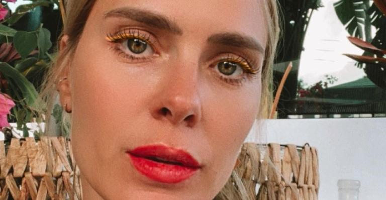Carolina Dieckmann publica montagem de foto toda florida e conquista os internautas