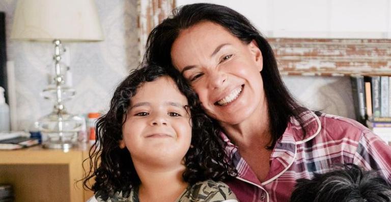 Carolina Ferraz surge brincando com a filha caçula, Isabel e se declara: “Coisinha mais gostosa!”