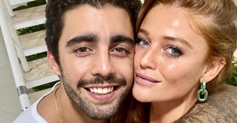 Na Indonésia, Cintia Dicker compartilha clique romântico com Pedro Scooby: ”Amor”
