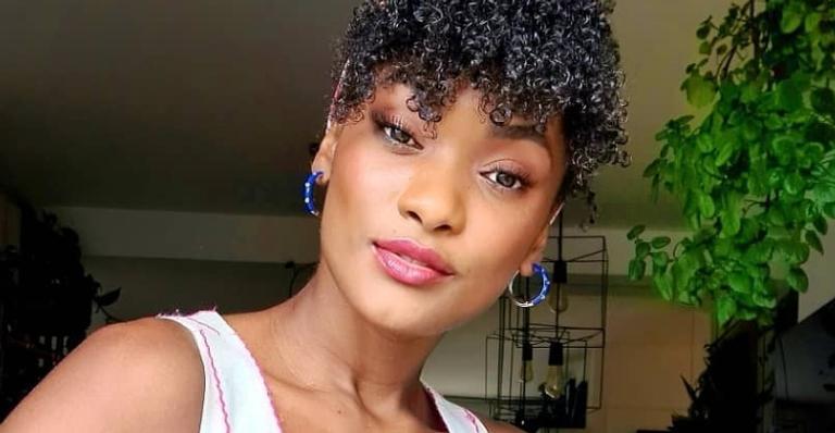 Erika Januza impressiona com look poderoso para trabalhar e fãs elogiam: ”Deusa”