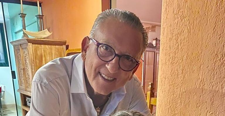 Galvão Bueno posta clique raro ao lado da esposa e netos: ”Família unida e forte”