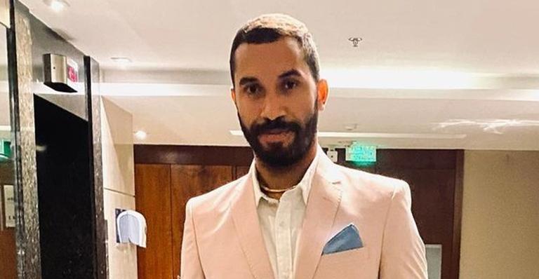 Gilberto, do BBB21, revela capa do seu livro e adianta: ”Depoimentos de Xuxa e Deborah Secco”