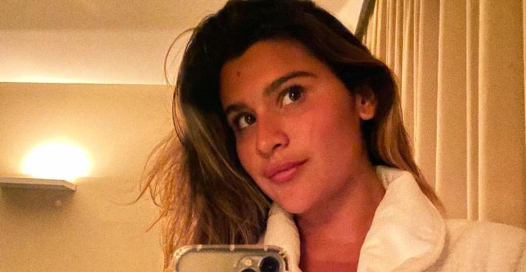 Giulia Costa arranca elogios ao surgir iluminada pelo sol em sua janela: ”Plena e maravilhosa!”