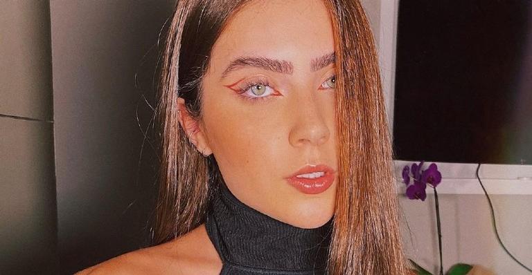 Jade Picon arranca suspiros ao postar registros de ensaio de fotos em quadra de tênis