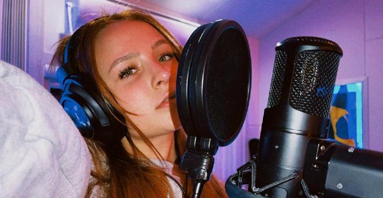 Larissa Manoela leva os fãs à loucura ao publicar sequência de fotos em estúdio