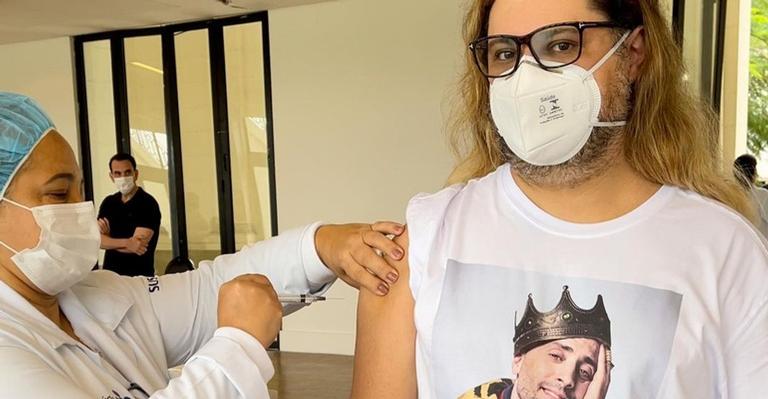 Homenageando Paulo Gustavo com camiseta, Marcus Majella é vacinado contra Covid-19