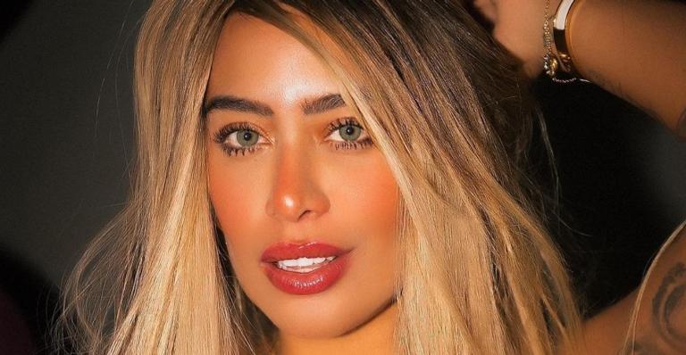 Rafaella Santos empina o bumbum com biquíni fio dental e rouba a cena com corpaço escultural