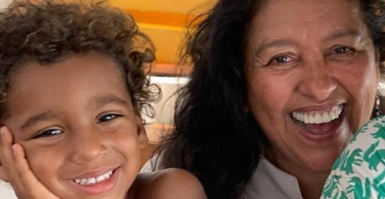 Regina Casé se derrete ao exibir look do neto, Brás: ”Com seu charme e elegância aquece o coração”