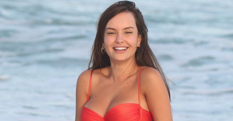 De biquíni vermelho, Thaís Braz esbanja corpão em vários ângulos ao ser flagrada na praia