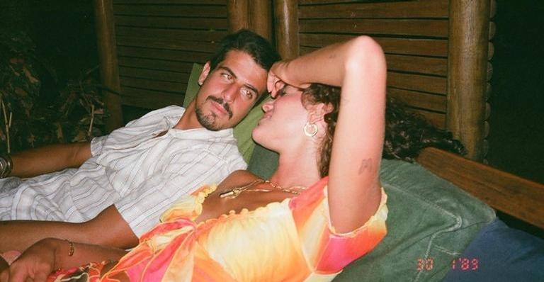 Bruna Marquezine e Enzo Celulari praticam yoga juntos e esbanjam equilíbrio