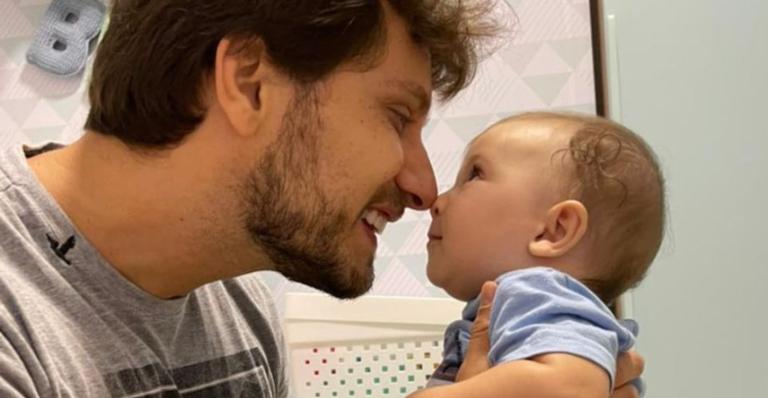Eliéser Ambrósio aproveita resort de luxo com o filho e encanta web: ”Momento refresh”