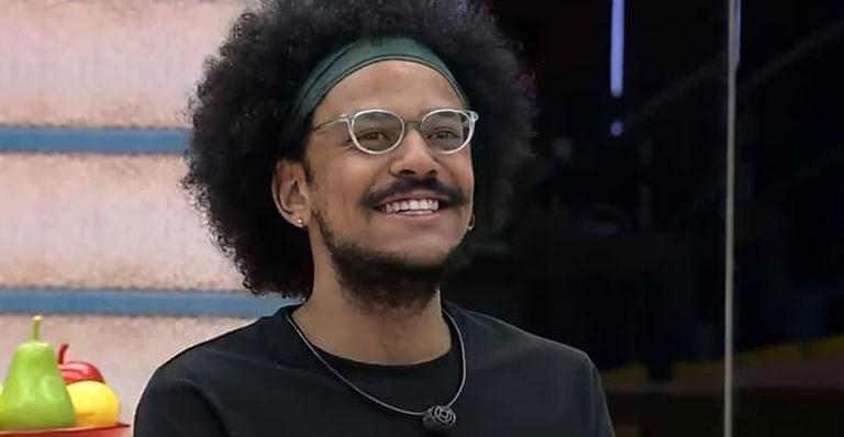 Ex-BBB João Luiz muda visual e rouba a cena ao aparecer de draq queen