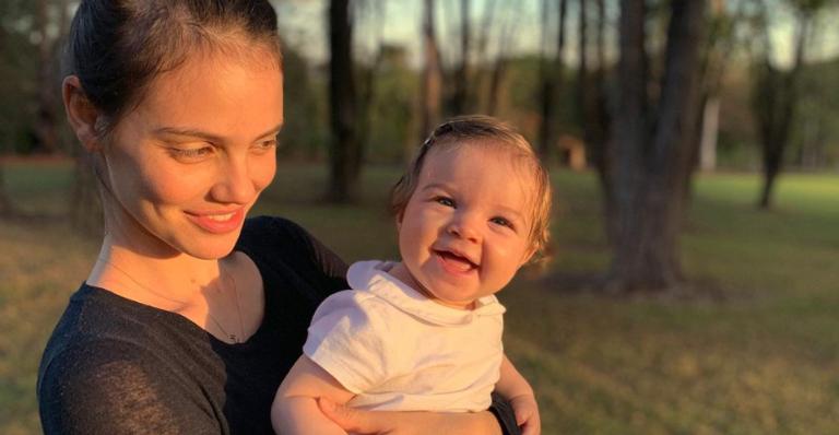 Filha de Laura Neiva responde pergunta sobre irmãozinho e encanta fãs