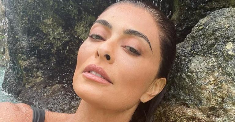 Juliana Paes surge deslumbrante com vestido preto justinho e para tudo: ”Deusa demais”