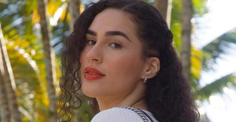 Com look básico, Lívian Aragão escolhe bolsa grifada de quase R$17 mil para passeio no shopping