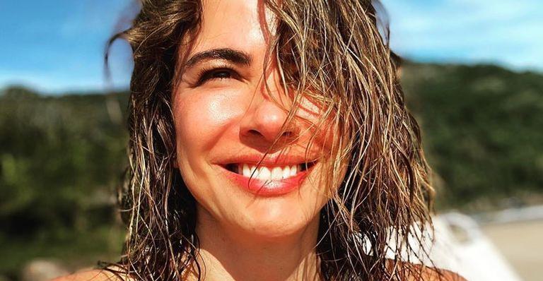 De maiô pequeno, Luciana Gimenez ostenta curvas deslumbrantes em barco