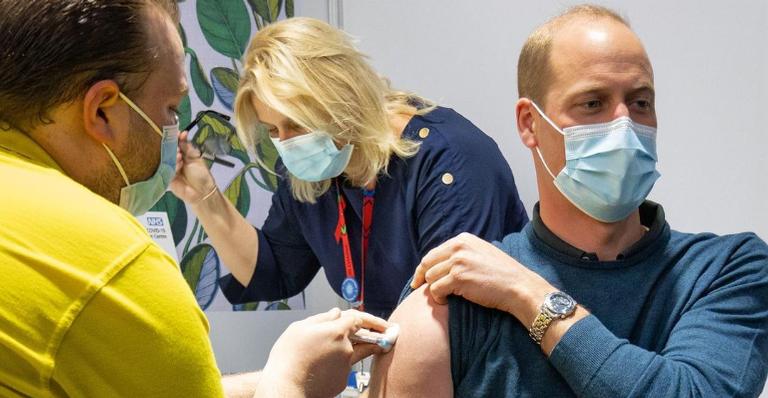 Príncipe William recebe a primeira dose da vacina contra Covid-19