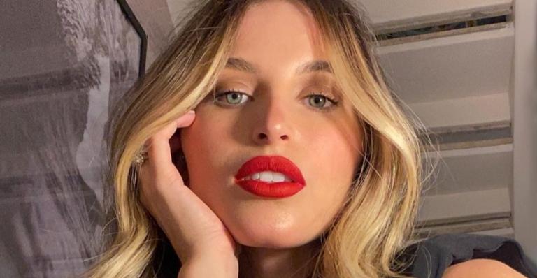 Sem nada por baixo, Lorena Carvalho surge com o blazer aberto em look estiloso e web baba: ”Deusa”