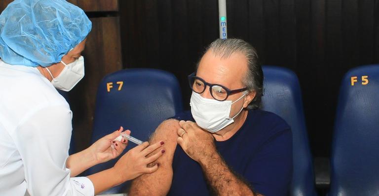 Tony Ramos toma segunda dose da vacina contra Covid-19 no Rio de Janeiro