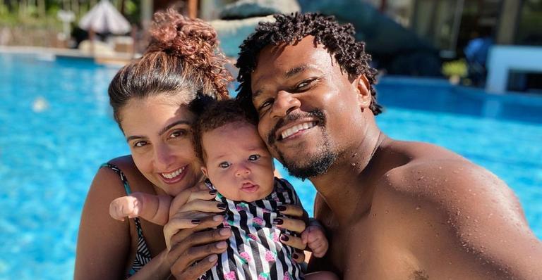 David Junior derrete fãs ao exibir a filha usando roupinha que era de sua irmã: ”Que linda!”