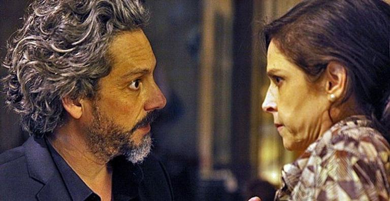 José Alfredo cai em armadilha e parte para cima de Cora em ‘Império’
