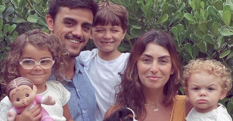 Em casa, Mariana Uhlmann comemora aniversário de 30 anos com Felipe Simas e os filhos