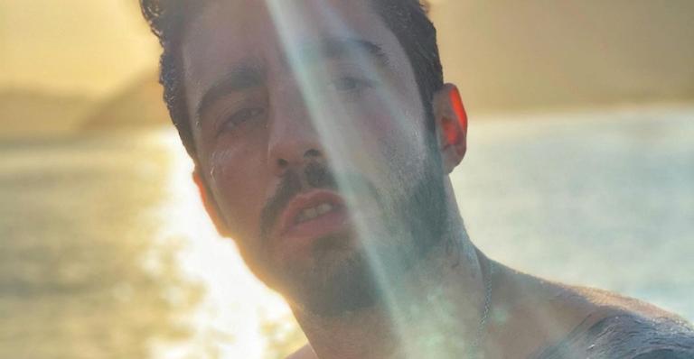 Pedro Scooby se banha em templo religioso na Indonésia e declara: ”Deus é um só, Deus é amor”