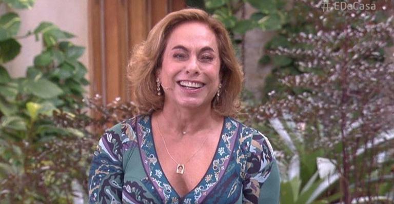 Vacinada, Cissa Guimarães volta para o ‘É De Casa’ e se emociona: ”Muito feliz”