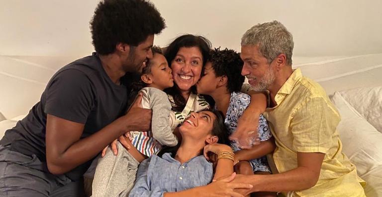 Em celebração ao Dia do Abraço, Regina Casé surge agarradinha ao filho e ao neto