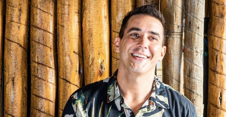 André Marques curte companhia canina durante gravação do ‘No Limite’: ”Amizades aqui no Ceará!”