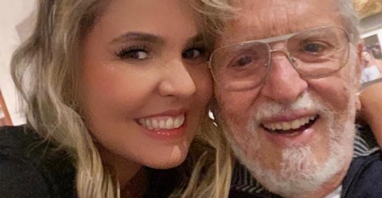 Carlos Alberto de Nóbrega celebra três anos de casado com café da manhã especial