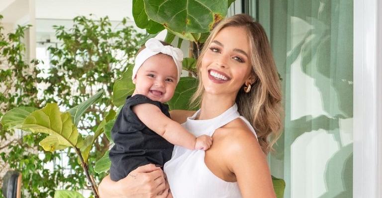 Carol Dias surge de chamego com Esther em clique e web se derrete: ”Lindas”
