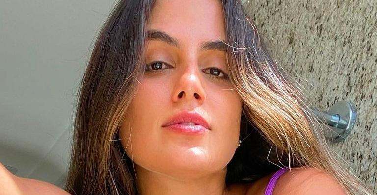 De frente e de costas, Carol Peixinho ostenta corpaço sarado com biquíni fio dental: ”Deusa”