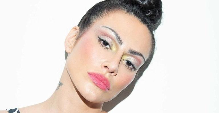 Deslumbrante, Cleo esbanja curvas esculturais só de calcinha e sutiã: ”Uma mulher dessas!”