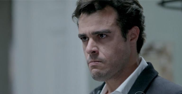 Enrico surta ao ver foto de Cláudio com amante em ‘Império’