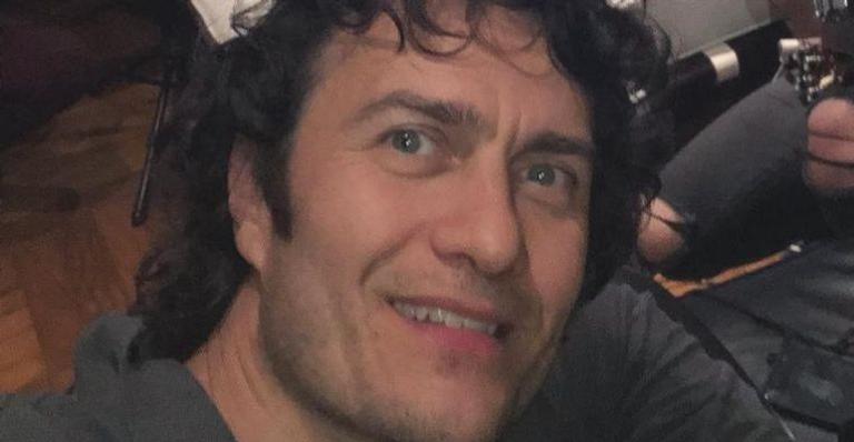 Gabriel Braga Nunes encanta os fãs ao compartilhar foto da esposa com as filhas