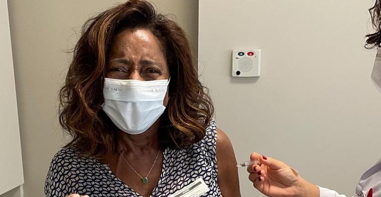 Imunizada! Gloria Maria fala da emoção em tomar as doses da vacina contra Covid-19