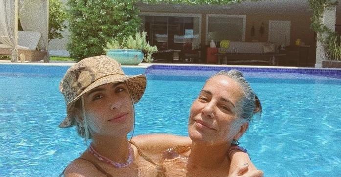 Gloria Pires surge em registro com a filha, Ana, e dispara: ”Chamego meu”