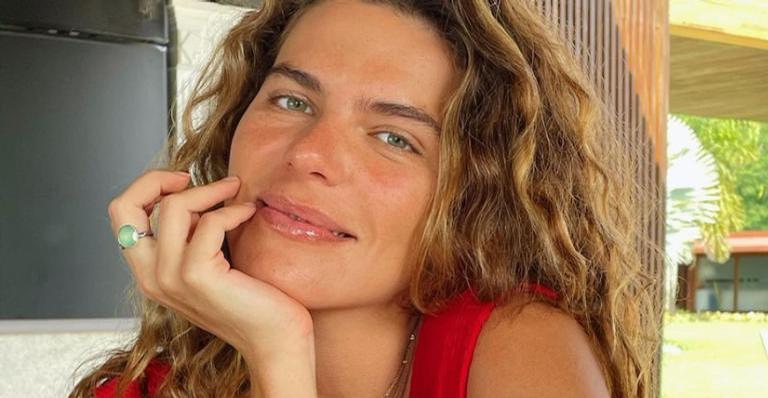 Mariana Goldfarb posa em luz natural e deixa web boquiaberta com beleza